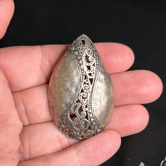 PREMIER DESIGNS Pretty Pewter brooch with delicate swirls. - Picture 3 of 5